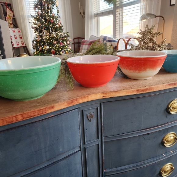Beautiful Vintage pyrex nesting bowls. A collector's dream. - Picture 2 of 3